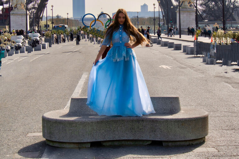 O copilărie care defilează cu grație la Paris! Eleganța românească în lumina podiumului parizian!